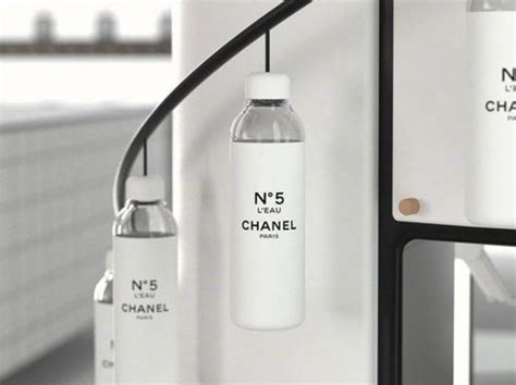 botella de agua chanel|Chanel no 5.